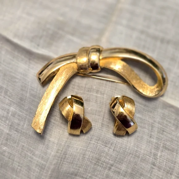 Vtg. CHRISTIAN DIOR 'Bow & Ribbon' Brooch & Earrings Set - Picture 9 of 12